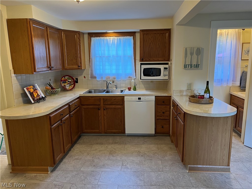 144 Lee Road Berea, OH 44017 - Photo 22 of 33 Kitchen