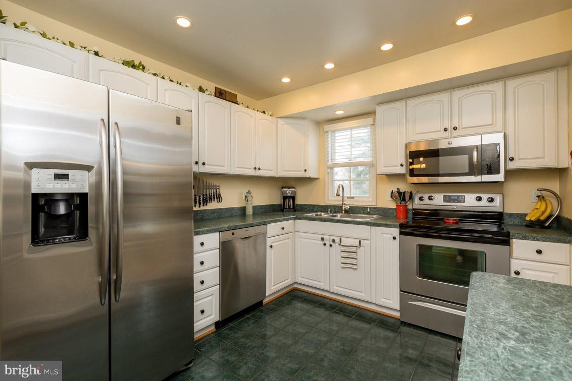 393 Ronsdale Road Sykesville, MD 21784 - Photo 4 of 30 Kitchen w stainless appliances
