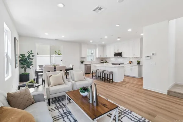 $999,990 | 701 Kingbird Loop, Oceanside, CA 92058