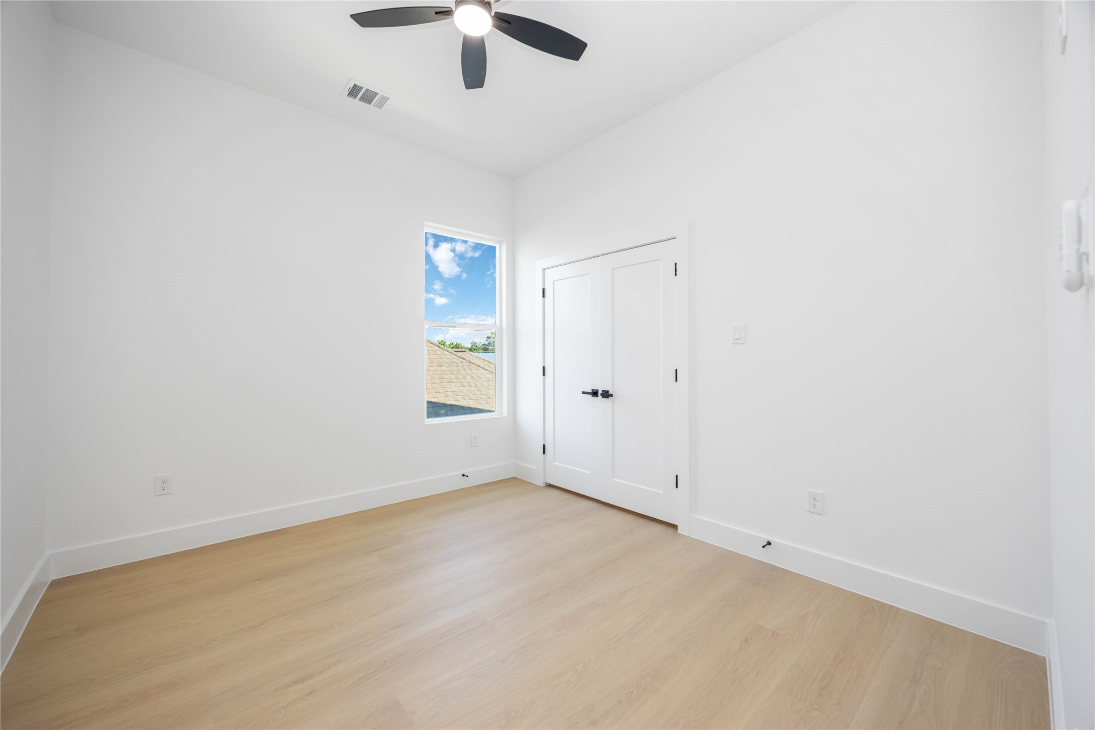 3920 Aledo Street, Unit AB Houston, TX 77051 - Photo 22 of 27 an empty room with chandelier fan