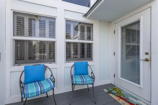 a view of entryway with outdoor seating
