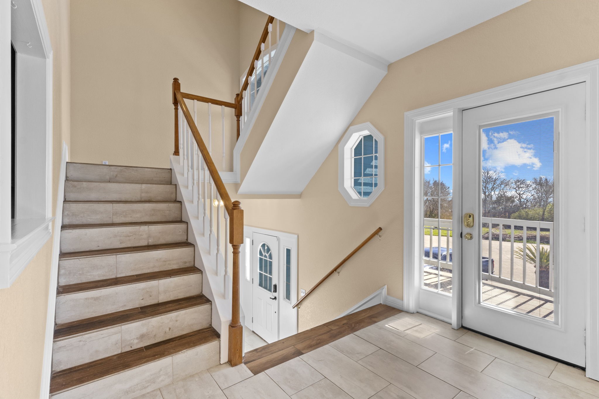 900 Southwind Port Arthur, TX 77640 - Photo 11 of 38 a view of an entryway with staircase