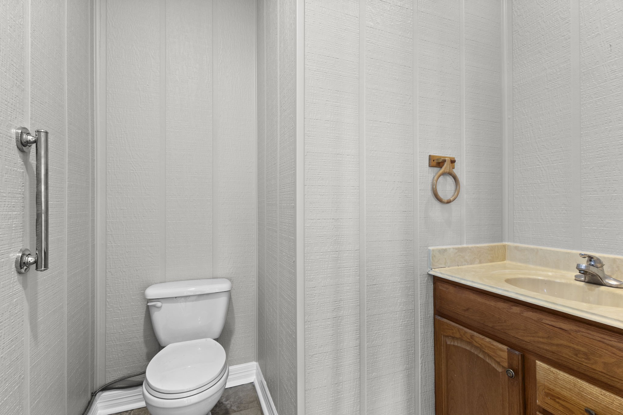 900 Southwind Port Arthur, TX 77640 - Photo 21 of 38 a bathroom with a sink a toilet and vanity