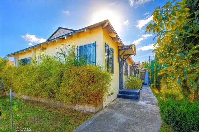 a view of a back yard