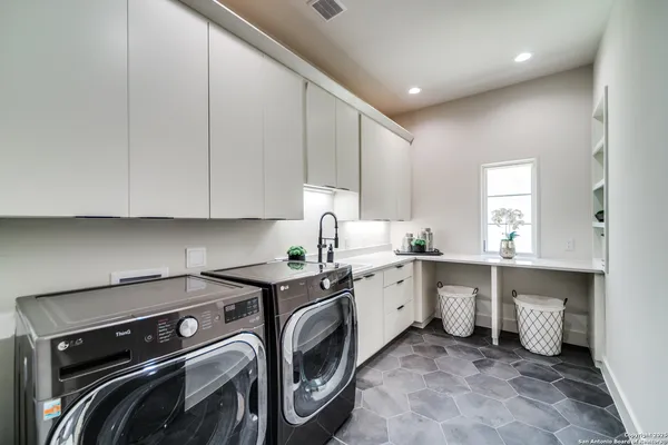 $1,829,000 | 401 Oak Park Drive, Unit B, Boerne, TX 78006