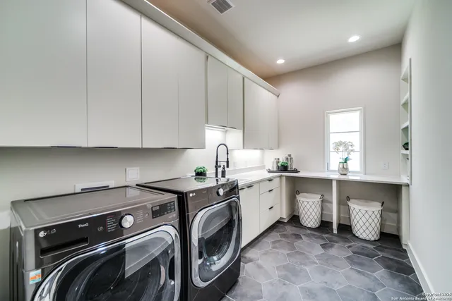 $1,829,000 | 401 Oak Park Drive, Unit B, Boerne, TX 78006