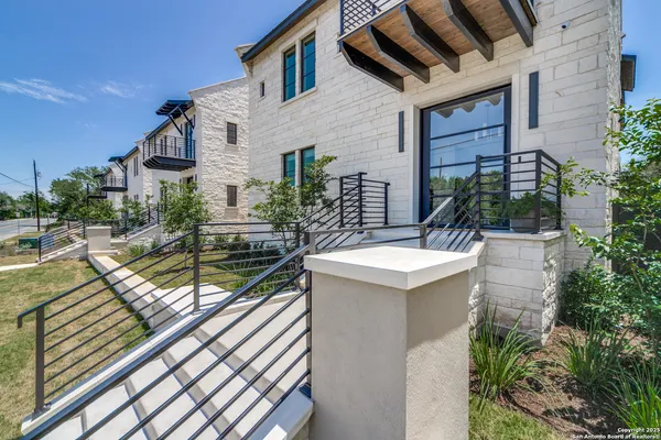 $1,829,000 | 401 Oak Park Drive, Unit B, Boerne, TX 78006