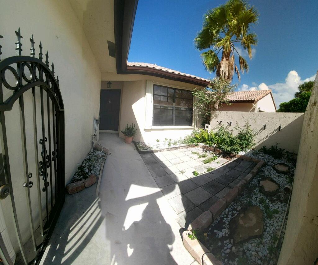 423 Buttonwood Place, Unit B24 Boca Raton, FL 33431 - Photo 3 of 12 Courtyard