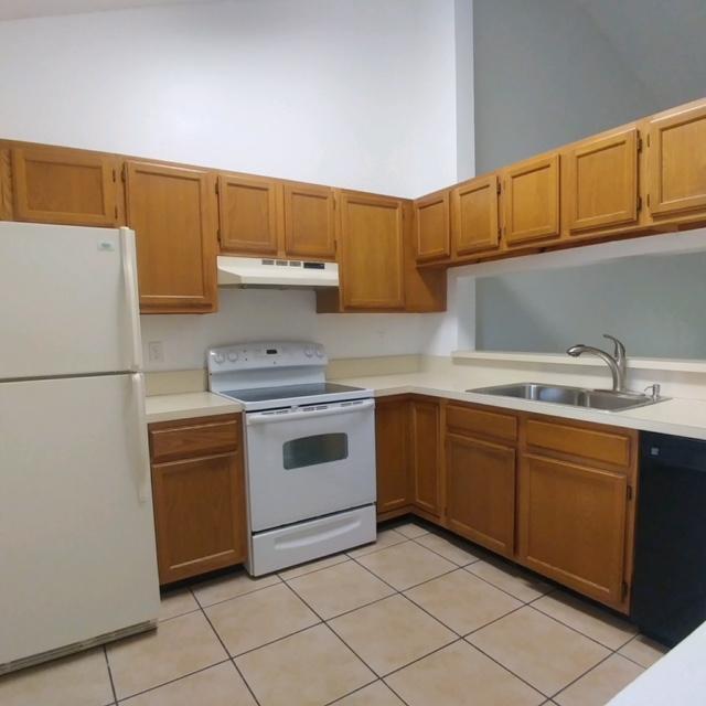 423 Buttonwood Place, Unit B24 Boca Raton, FL 33431 - Photo 5 of 12 KITCHEN