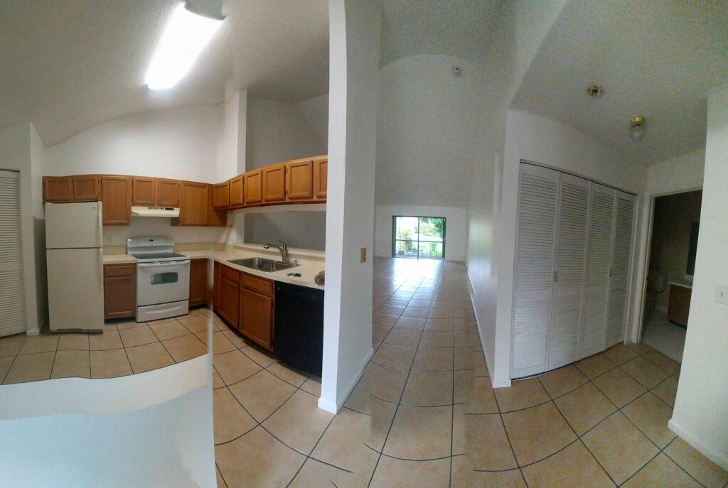 423 Buttonwood Place, Unit B24 Boca Raton, FL 33431 - Photo 6 of 12 KITCHEN