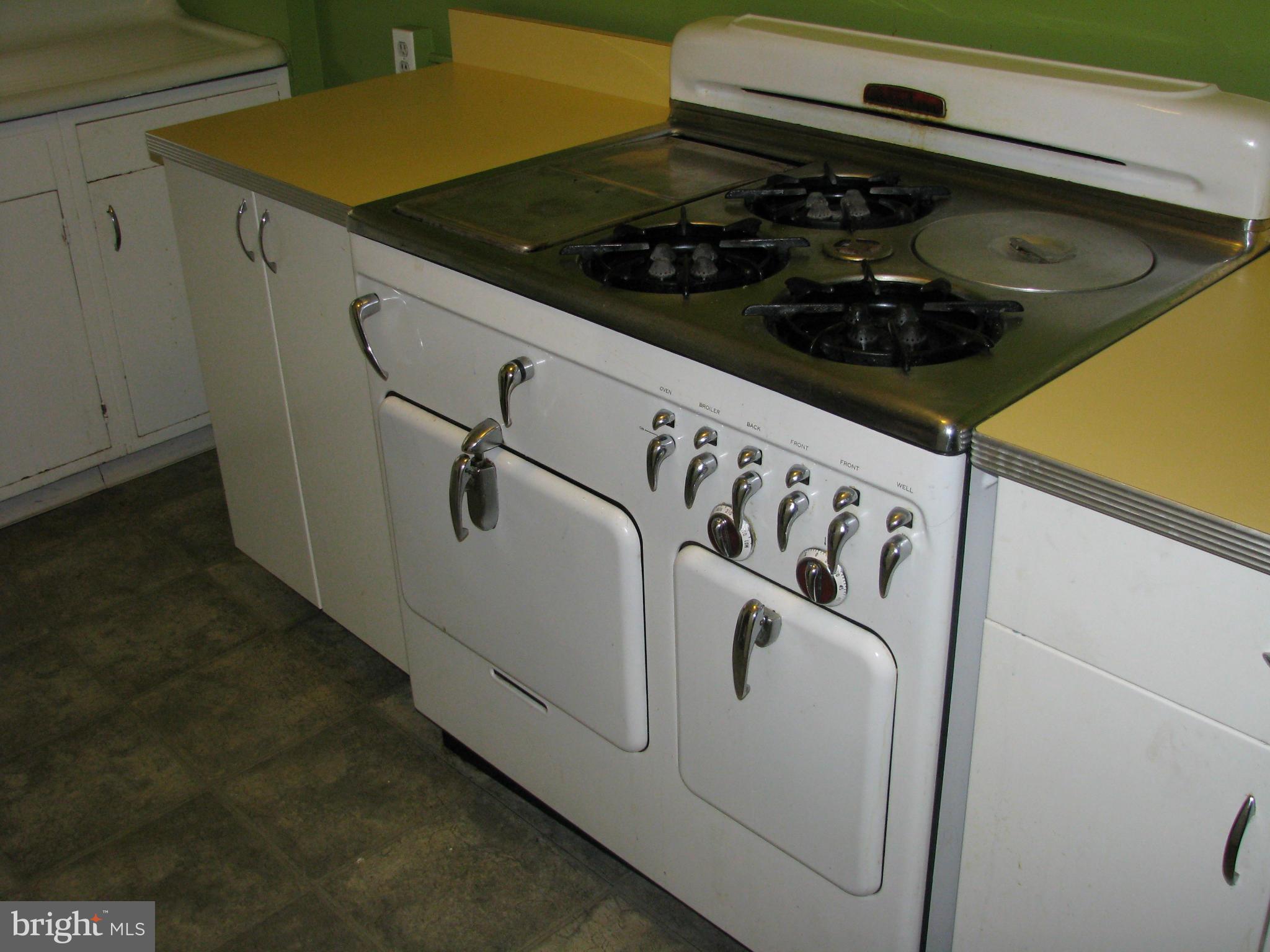 3706 Kimble Road Baltimore, MD 21218 - Photo 4 of 17 Stove