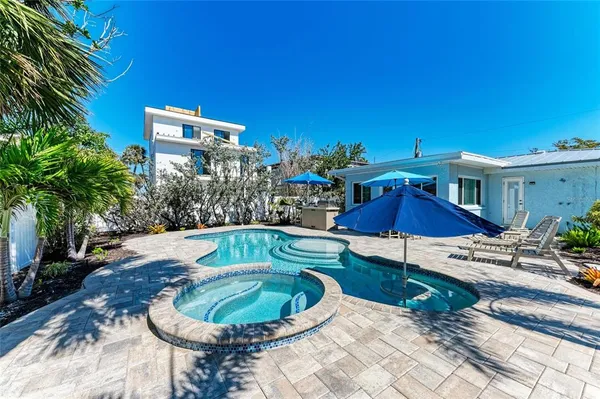 $1,695,000 | 165 Crescent Drive, Anna Maria, FL 34216
