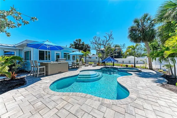 $1,695,000 | 165 Crescent Drive, Anna Maria, FL 34216