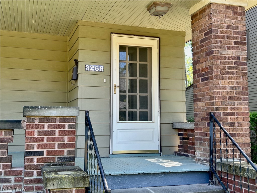 3266 Ormond Road Cleveland, OH 44118 - Photo 2 of 40 View of front entry vestibule