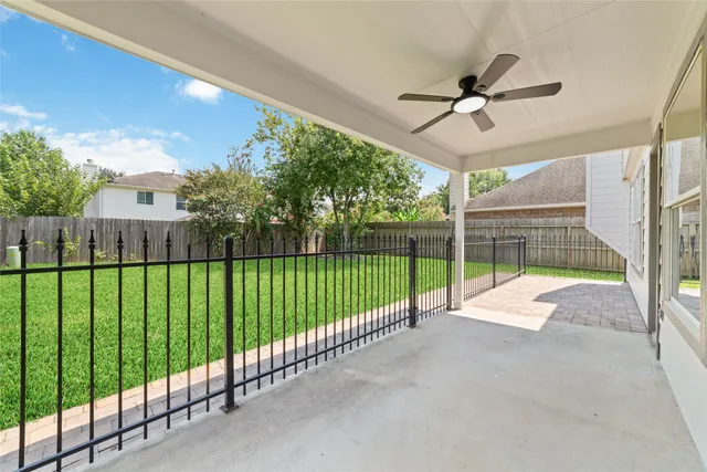 a view of a backyard