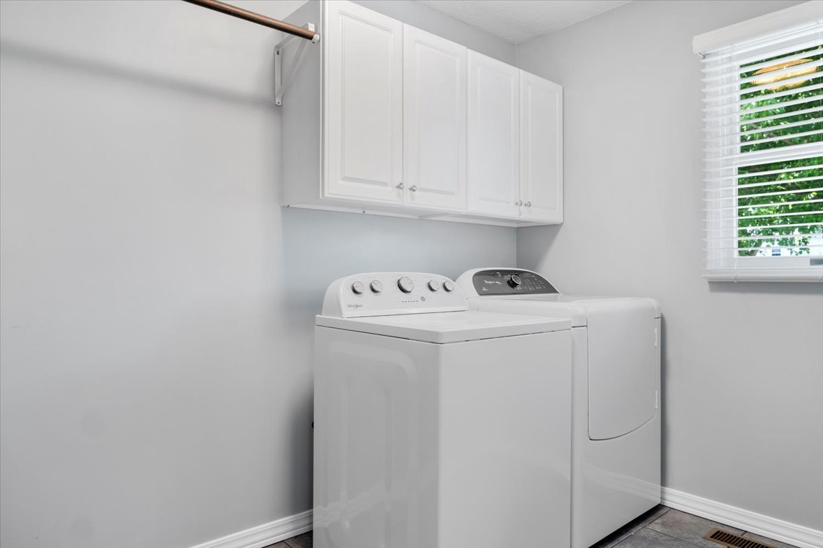 3215 Eagle Crest Road Bloomington, IL 61704 - Photo 15 of 35 a utility room with dryer and washer