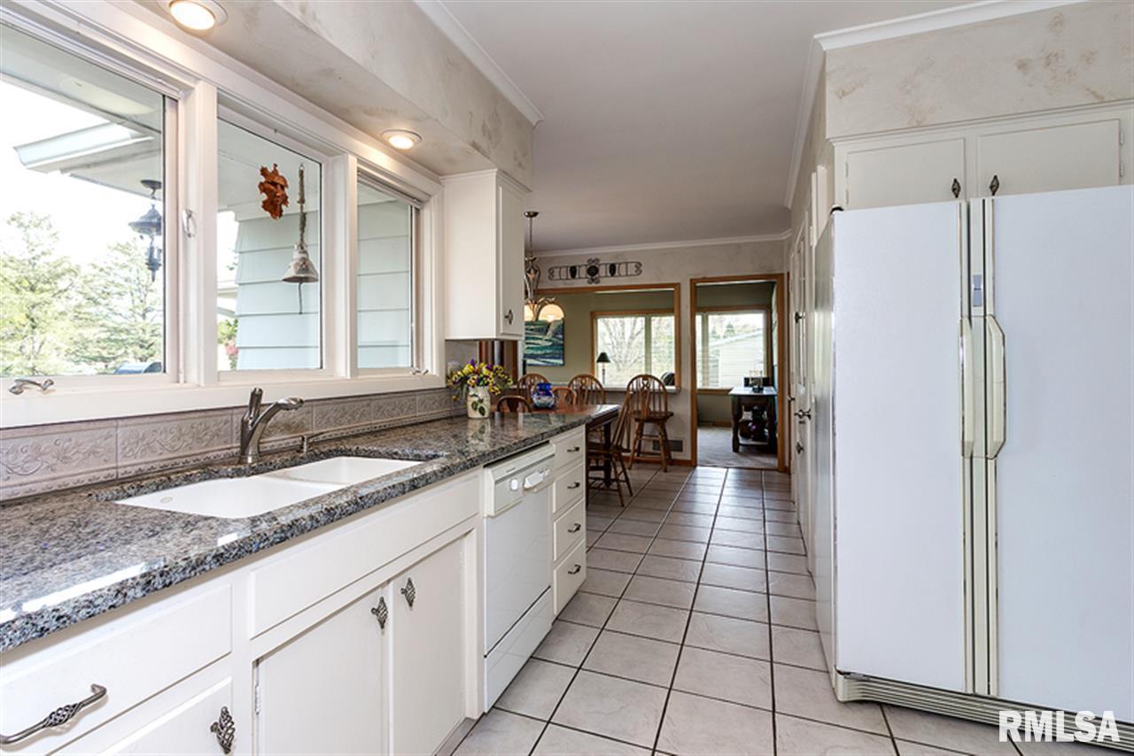 4219 Rodeo Road Davenport, IA 52806 - Photo 6 of 24 Gallery Image 6