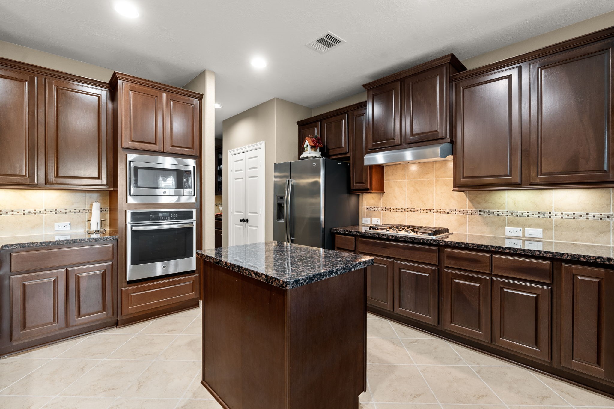 28503 Riverside Crest Lane Houston, TX 77336 - Photo 18 of 50 Kitchen features a nice center island for preparing and serving food.