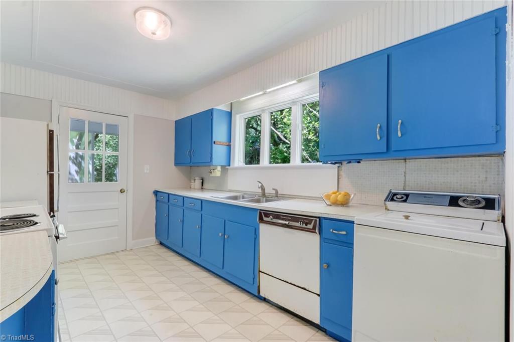 520 South Holden Road Greensboro, NC 27407 - Photo 5 of 26