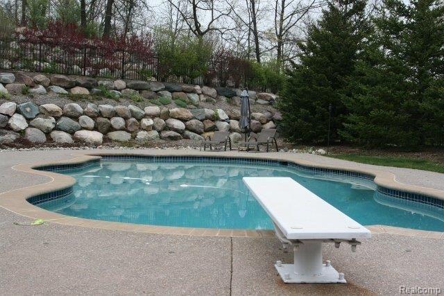 870 Quarry Drive Rochester, MI 48306 - Photo 24 of 25 Salt water pebble sheen pool.jpg