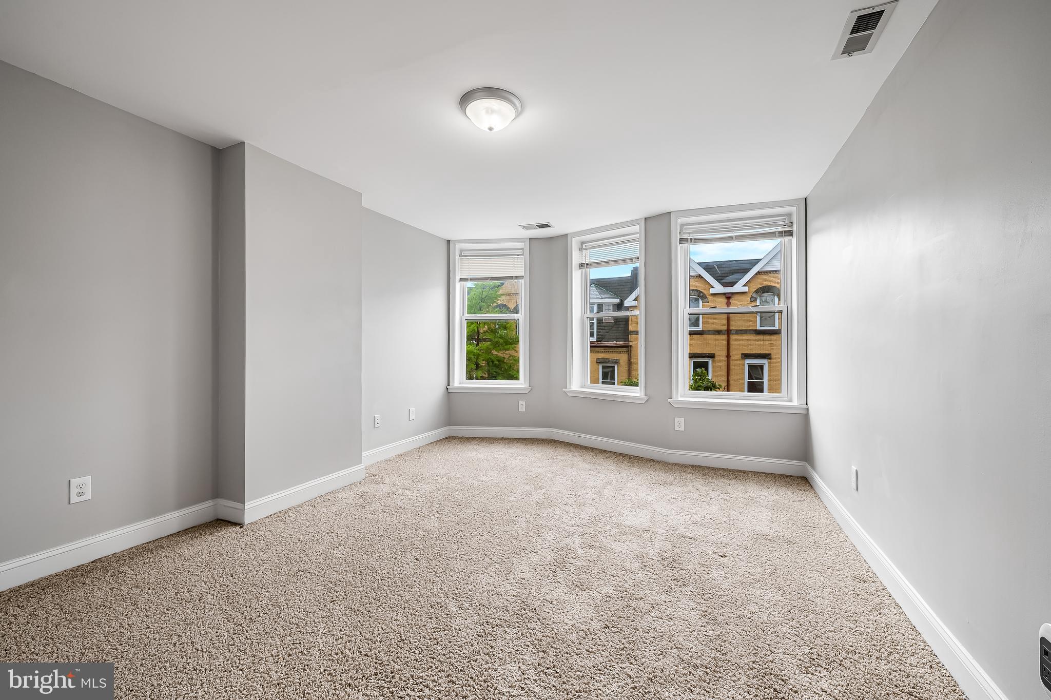 2425 North Calvert Street Baltimore, MD 21218 - Photo 31 of 44 an empty room with windows