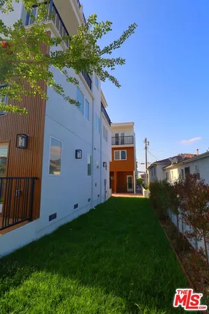 a view of a back yard of the house