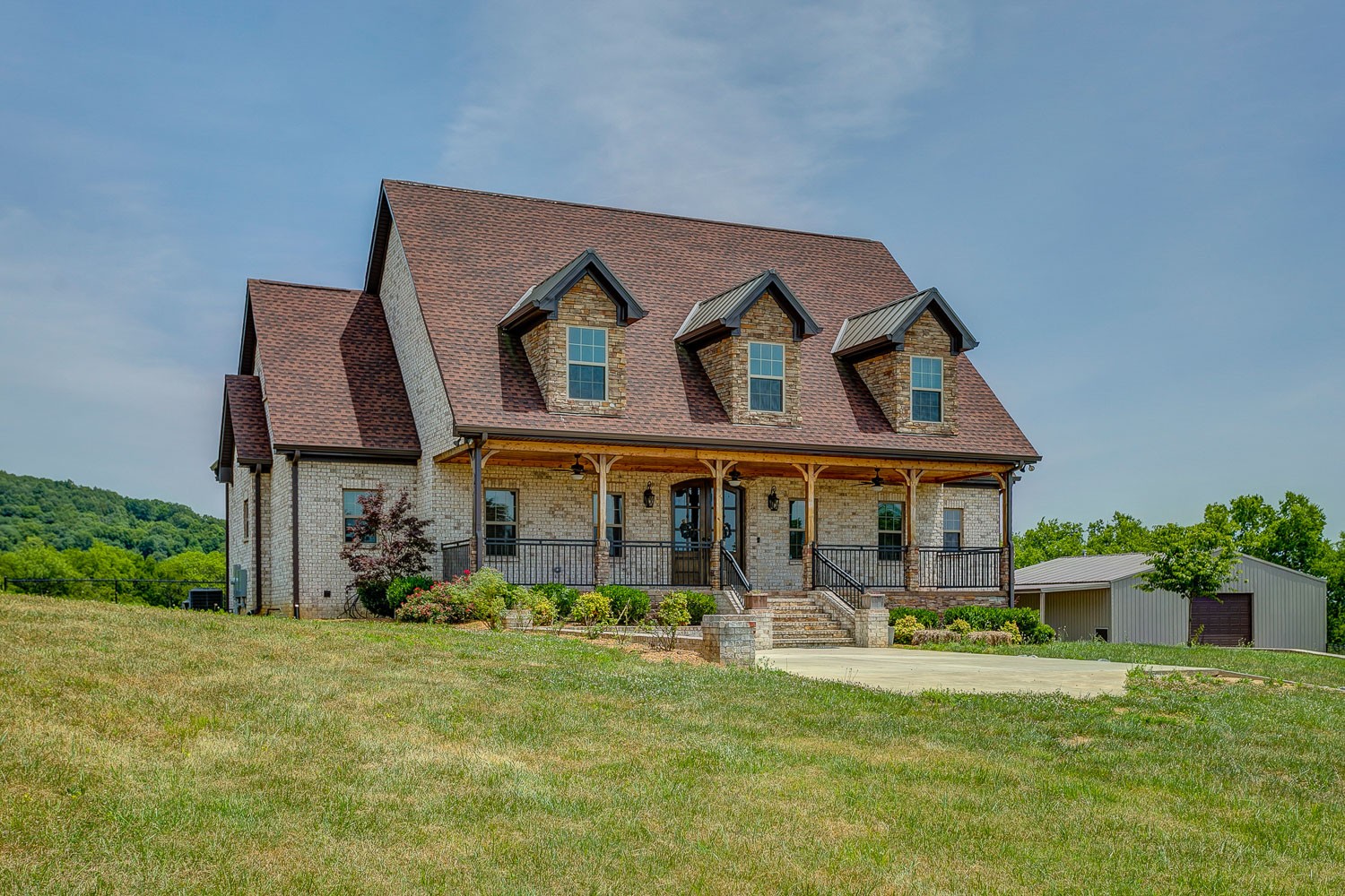 871 Franklin Road Gallatin, TN 37066 - Photo 1 of 30 a front view of a house with garden