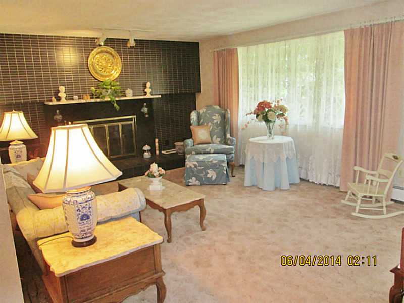 242 Harris Road Smithfield, RI 02917 - Photo 9 of 24 Living Room.