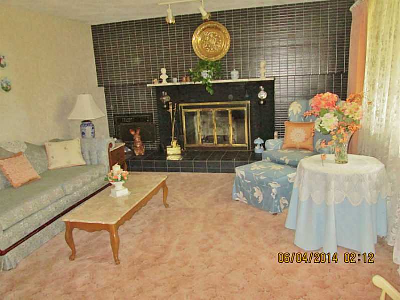 242 Harris Road Smithfield, RI 02917 - Photo 10 of 24 Living Room.
