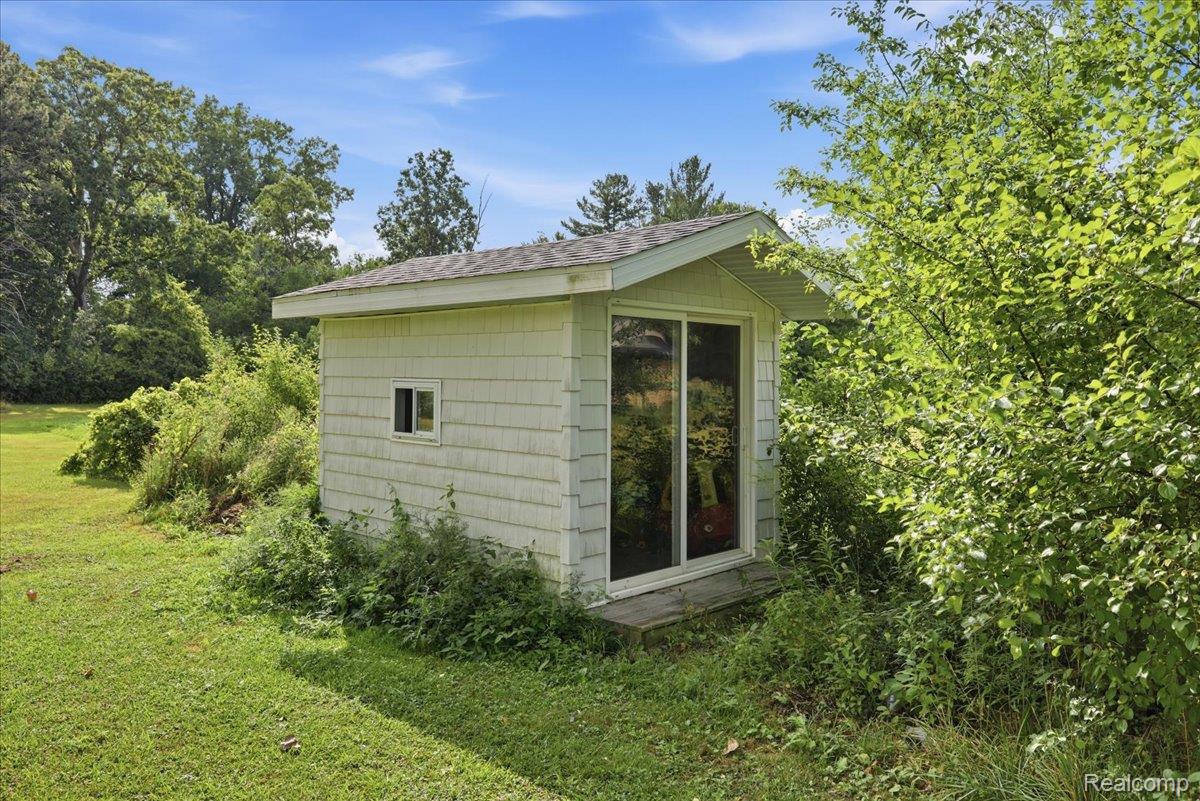 1360 Hemmeter Road Saginaw, MI 48638 - Photo 46 of 55 Storage shed