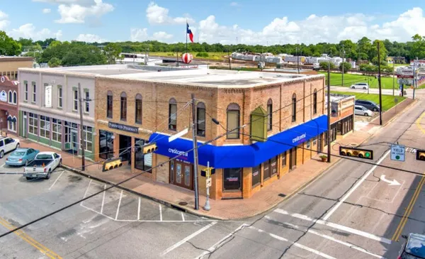 an outdoor view of a building with outdoor seating