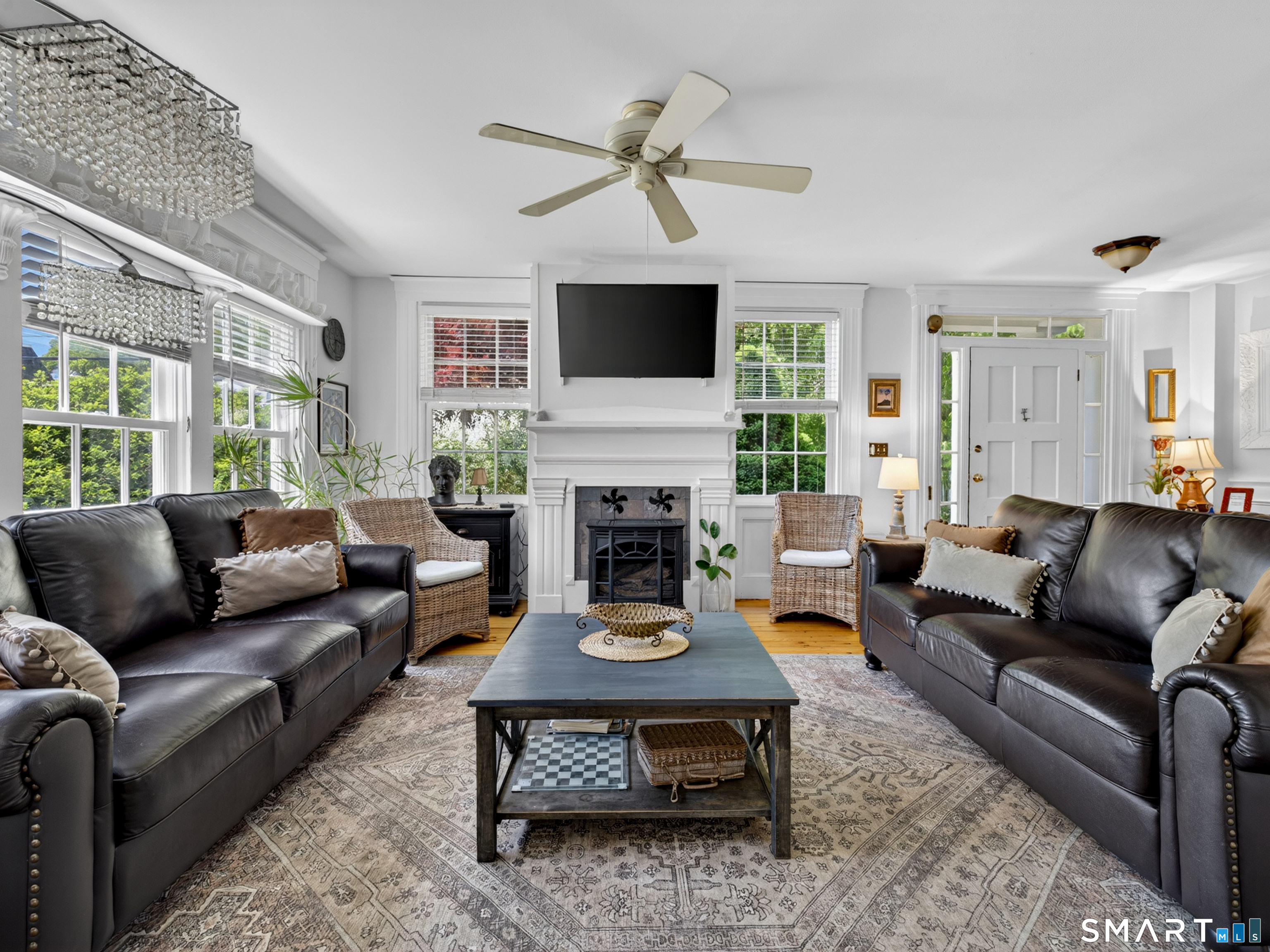 26 Pearl Street Groton, CT 06355 - Photo 13 of 40 Capt Morgan Living Room