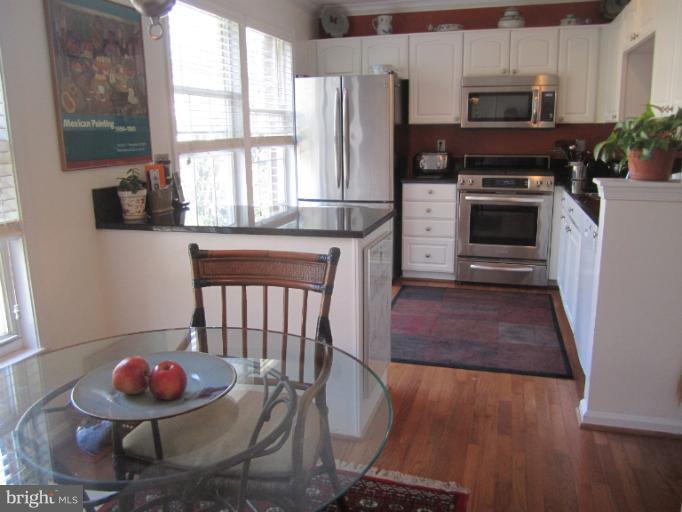 916 Rolfe Place Alexandria, VA 22314 - Photo 1 of 19 Kitchen