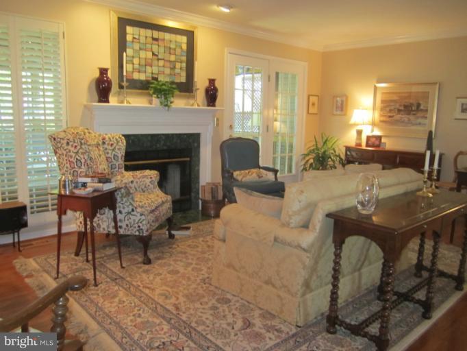 916 Rolfe Place Alexandria, VA 22314 - Photo 14 of 19 Living Room