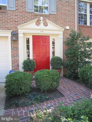 916 Rolfe Place Alexandria, VA 22314 - Photo 17 of 19 Exterior (Front)