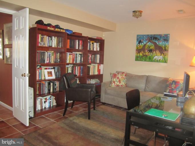916 Rolfe Place Alexandria, VA 22314 - Photo 5 of 19 Family Room