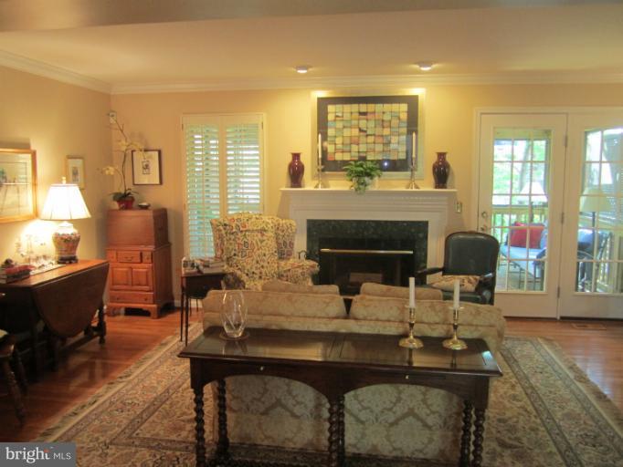 916 Rolfe Place Alexandria, VA 22314 - Photo 9 of 19 Living Room