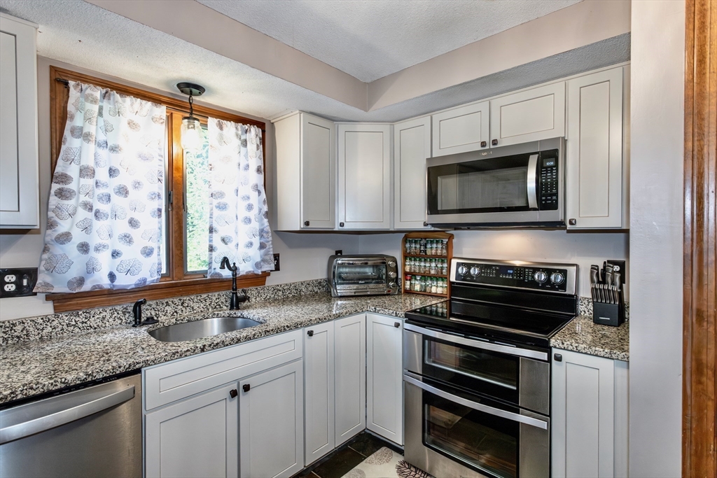 419 Southwick Road, Unit B7 Westfield, MA 01085 - Photo 12 of 38 Gallery Image 12