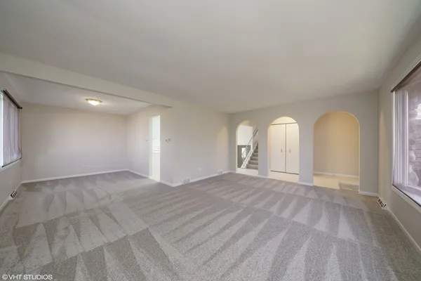 a view of empty room with window