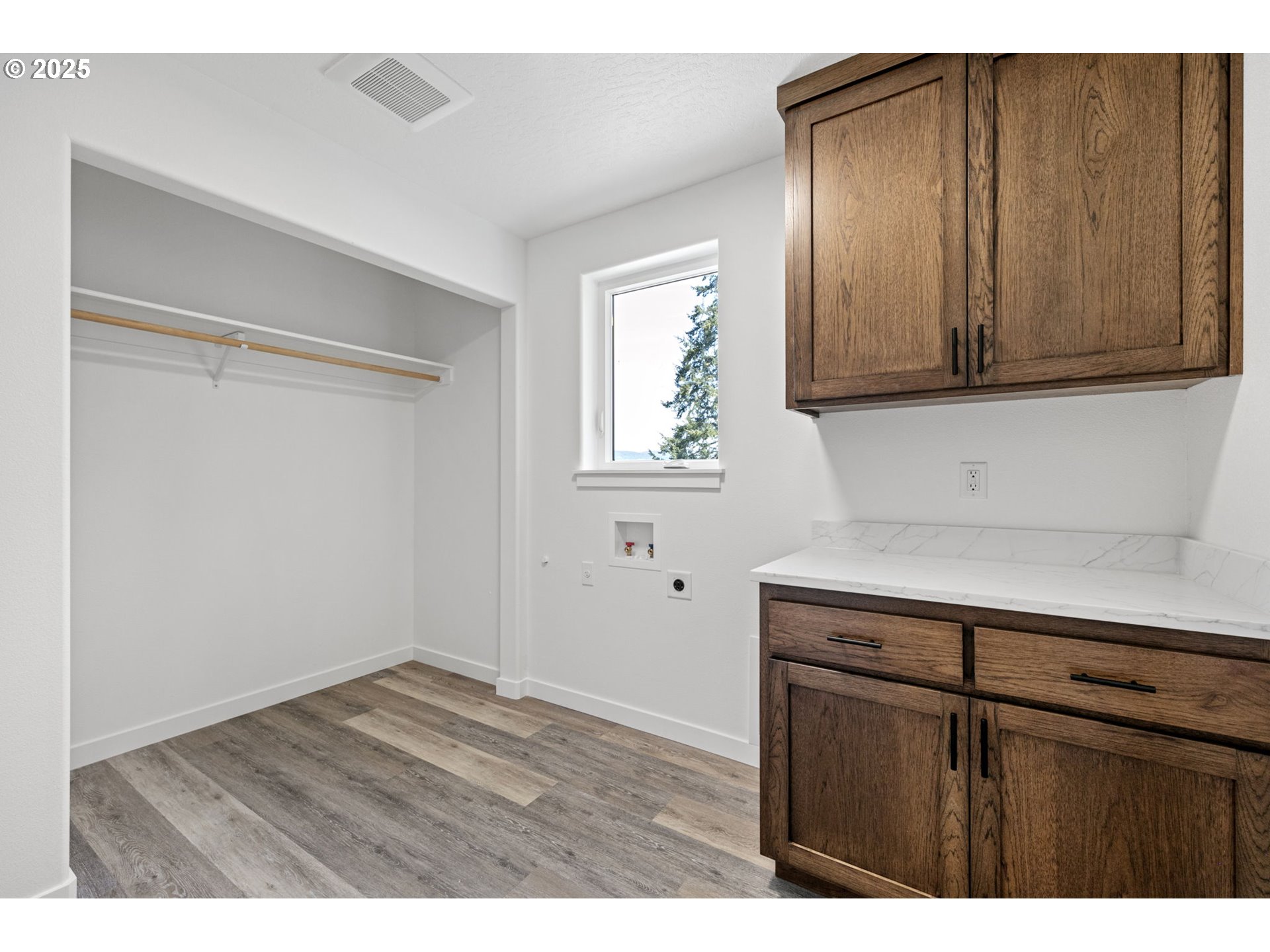 65 Bangle Court Cottage Grove, OR 97424 - Photo 19 of 44 a view of kitchen with wooden floor