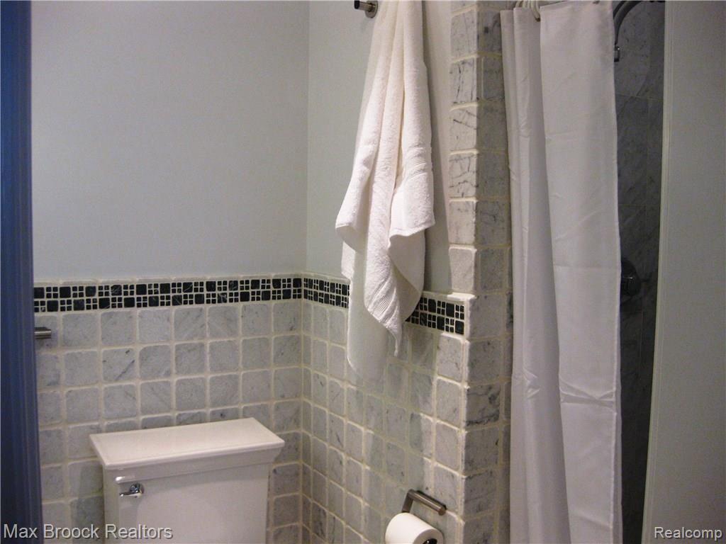 4113 Telegraph Road, Unit 122 Bloomfield Hills, MI 48302 - Photo 16 of 51 Master Bath