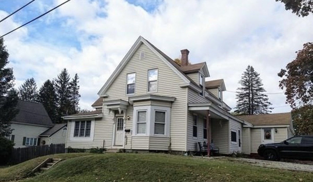 a view of a house with a yard