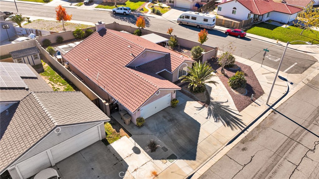 14405 Cedar Street Hesperia, CA 92344 - Photo 40 of 48 a view of a patio with table and chairs and potted plants