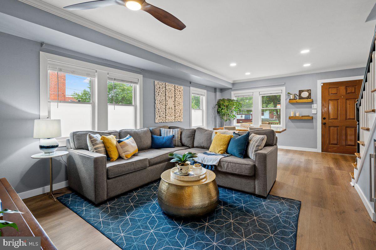 Lovely living/dining open flow