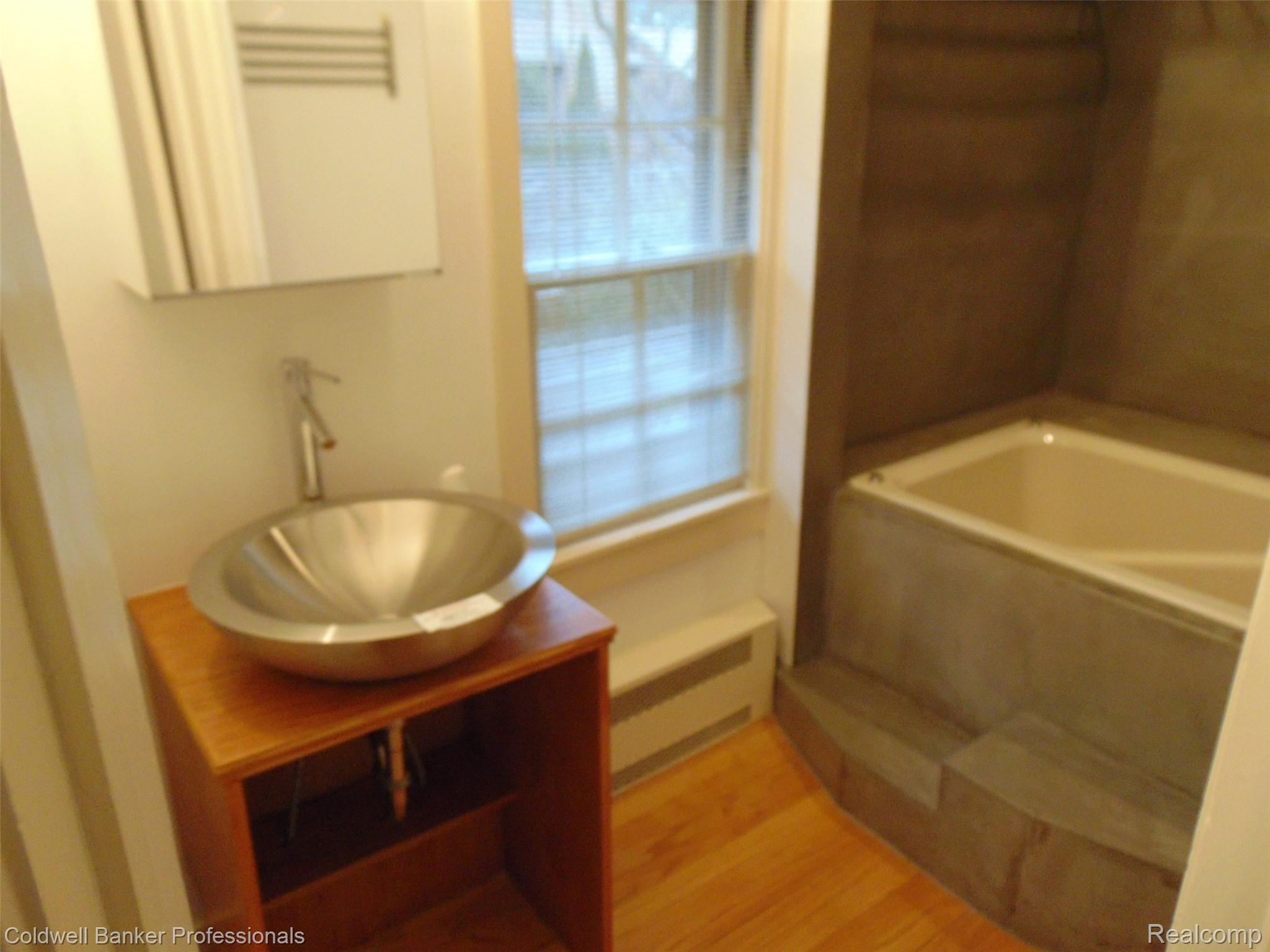 164 Baldwin Road Birmingham, MI 48009 - Photo 42 of 52 2nd floor hallway bath #2