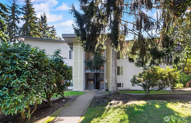 $2,000 | 14779 Northeast 32nd Street, Unit A302, Bellevue, WA 98007