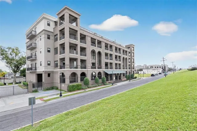 $789,000 | 504 1st Street, Unit 204, Gretna, LA 70053