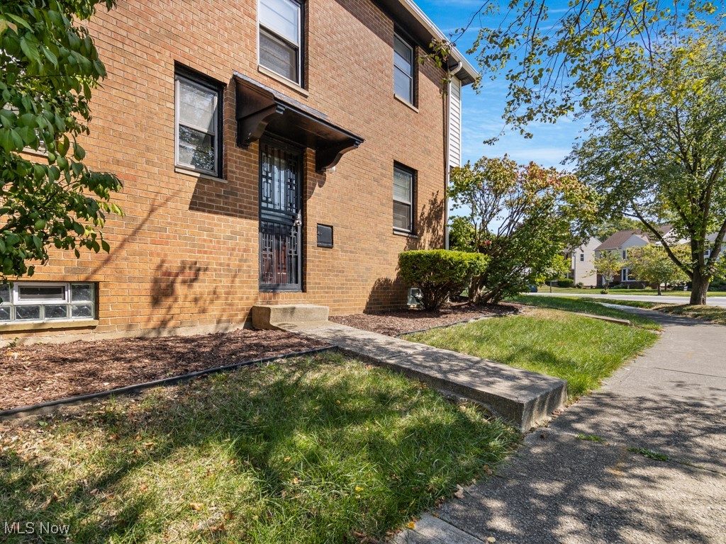 2348 Saybrook Road Cleveland, OH 44118 - Photo 4 of 37
