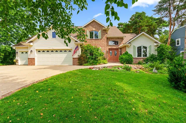 412 Sand Hill Lane, Dousman, WI 53118