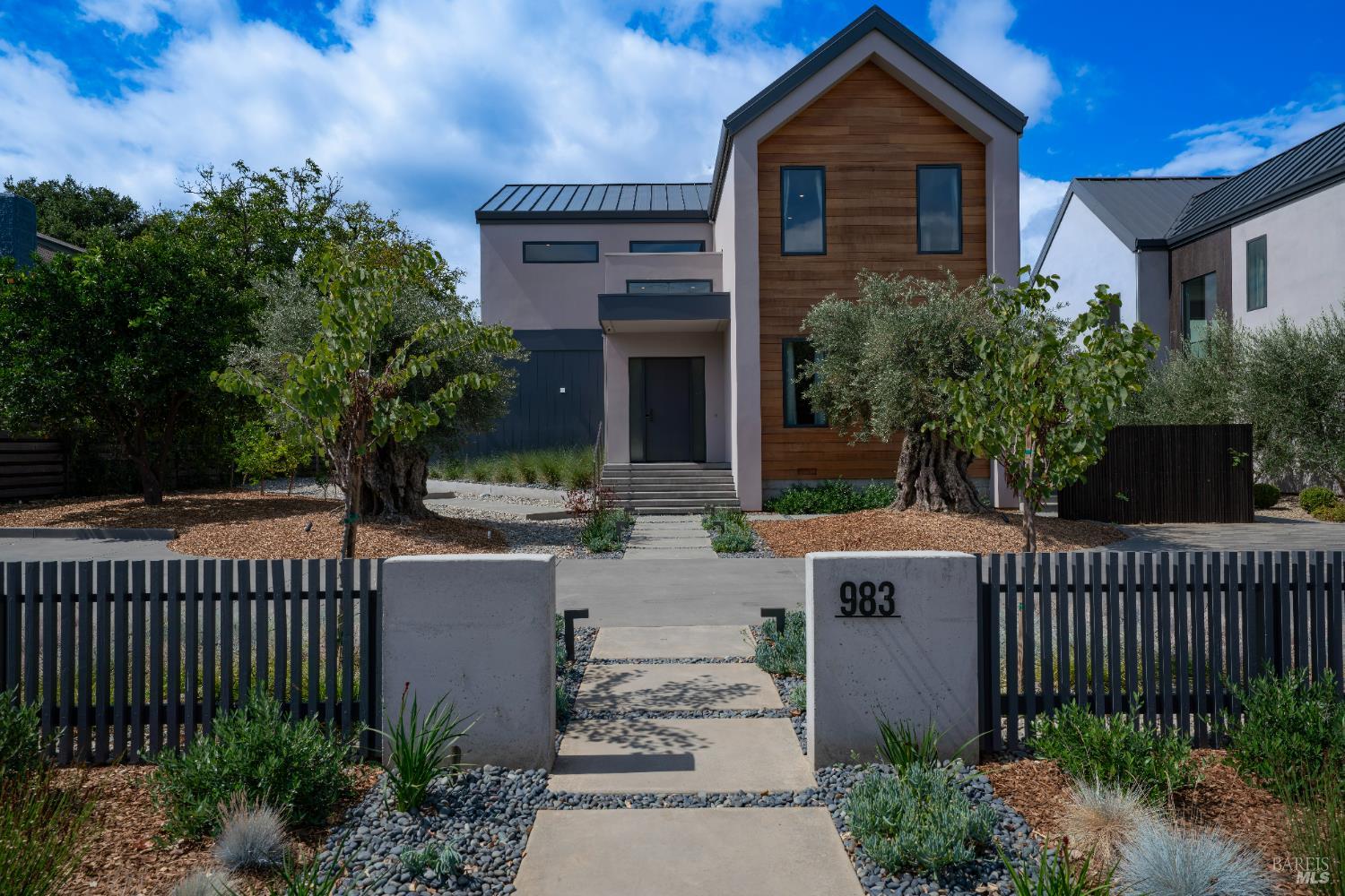 983 Grove Street Healdsburg, CA 95448 - Photo 48 of 52 a front view of house with garden